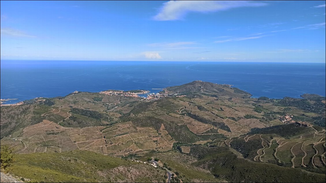 En arrivant en haut, on a une vue globale sur la rando: à gauche Collioure, et en face port Vendre et le Cap Béar dont on fera le tour demain.