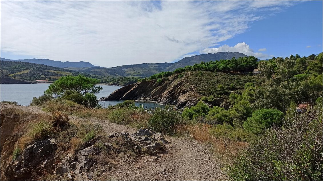 Chemin du littoral qui devient vite escarpé, enchaînant des montées et descentes en frôlant les falaises et la mer.