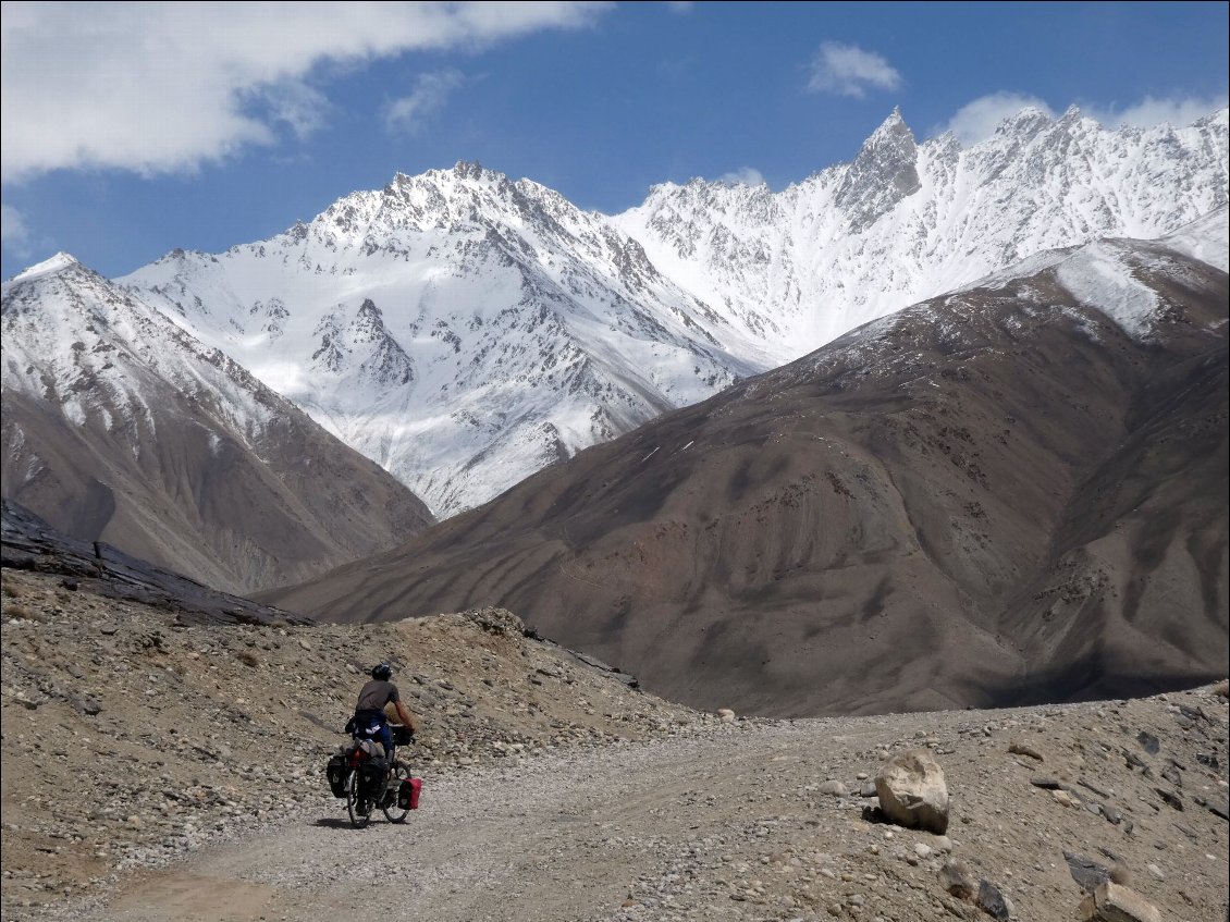 Rencontre avec l'Hindu Kush, en direction du lac Zorkul.