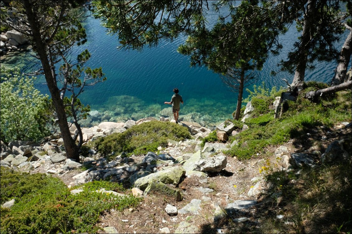 Pêche improvisée au lac de Greyziolles qui se solde par la capture d'un petit poisson.
