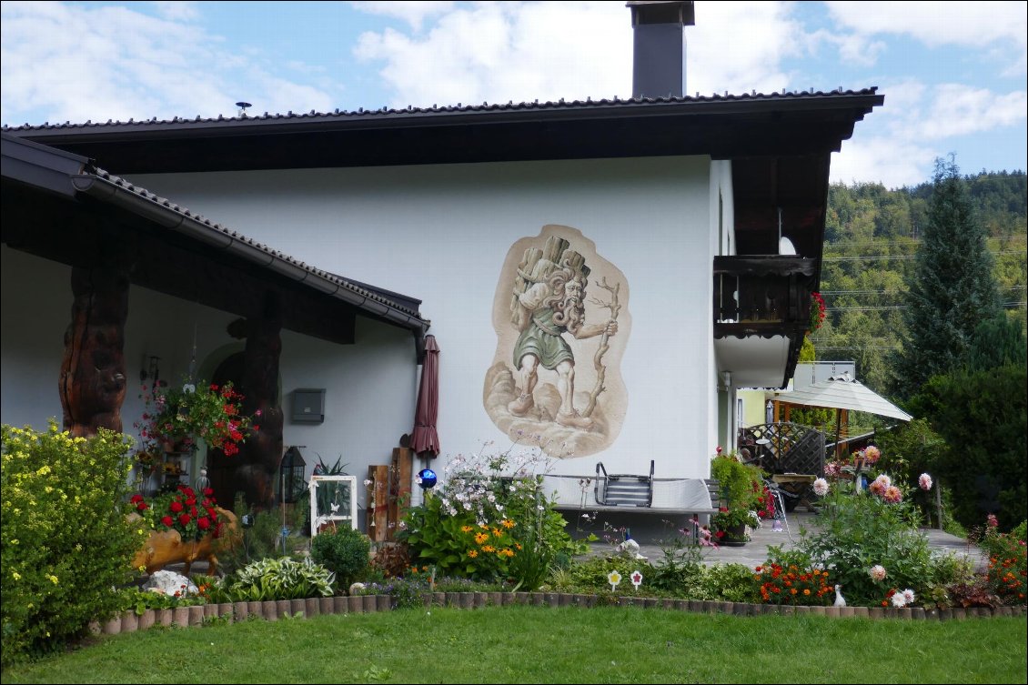 Maisons décorées et très fleuries à l'approche de l'Autriche.