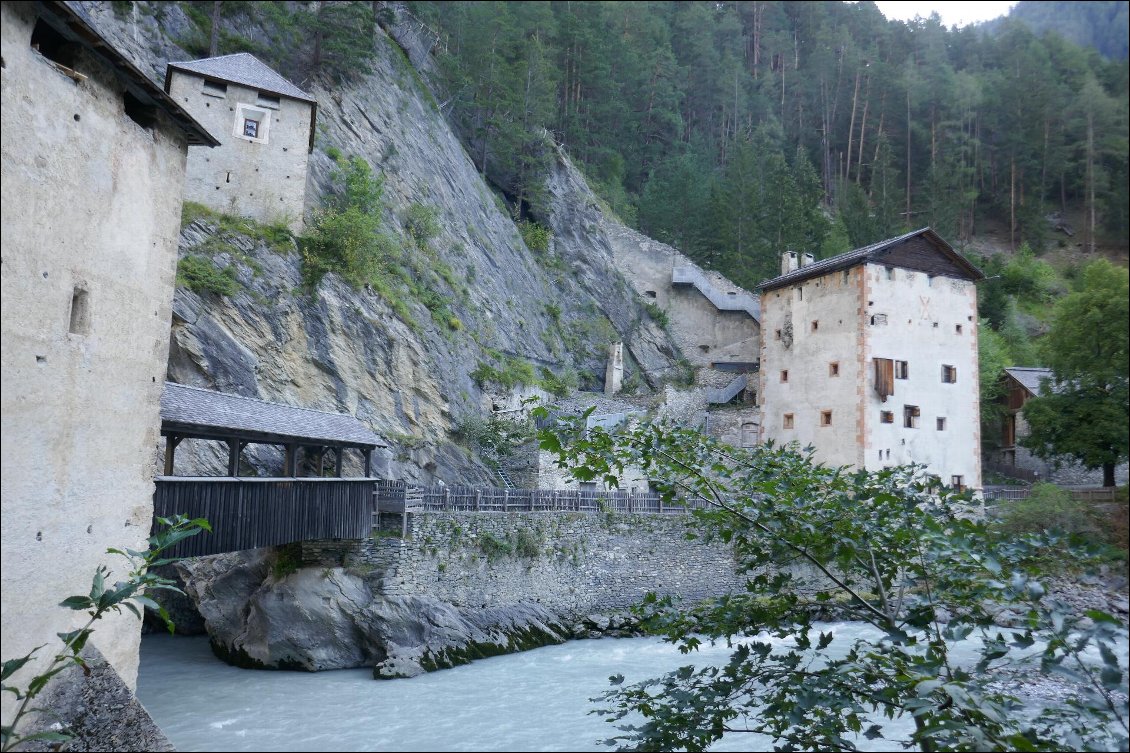 Anciens bâtiments de la douane suisse.