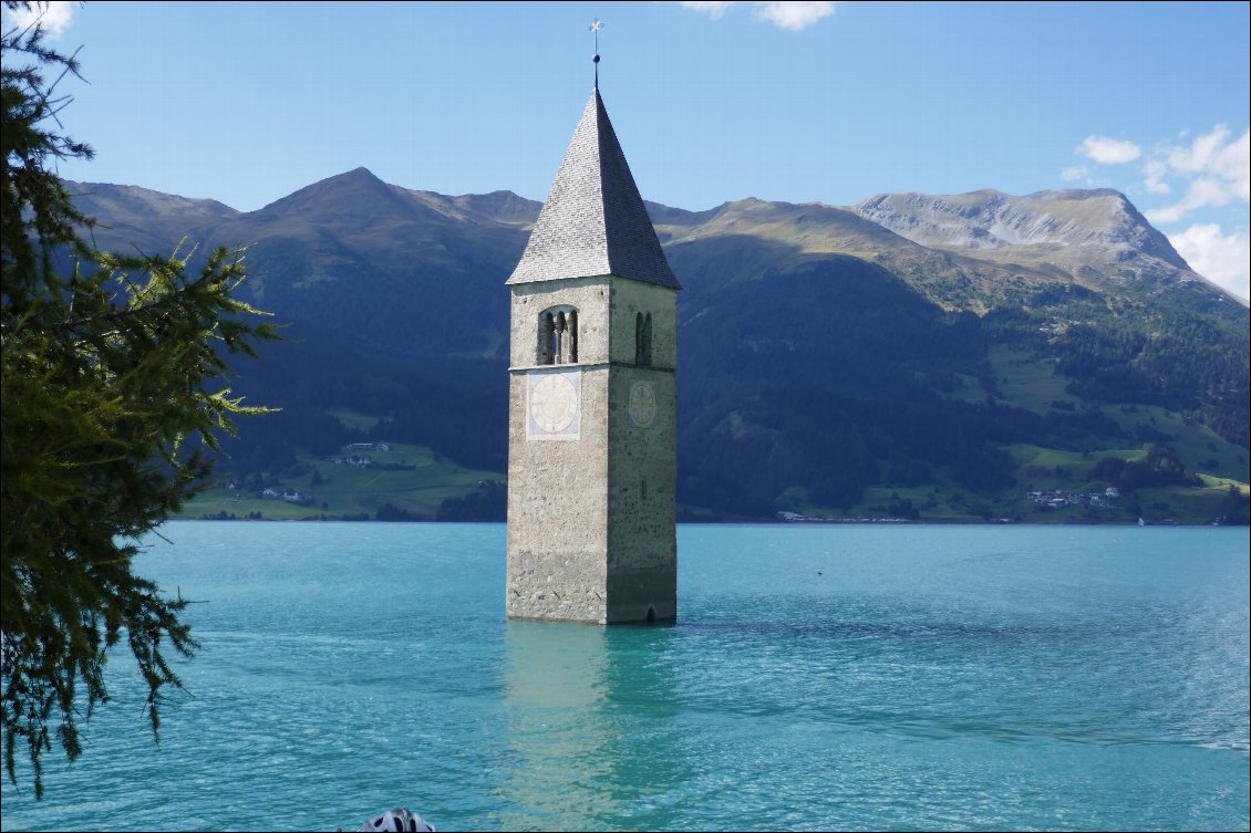 Le clocher immergé de l'église Ste Anne.