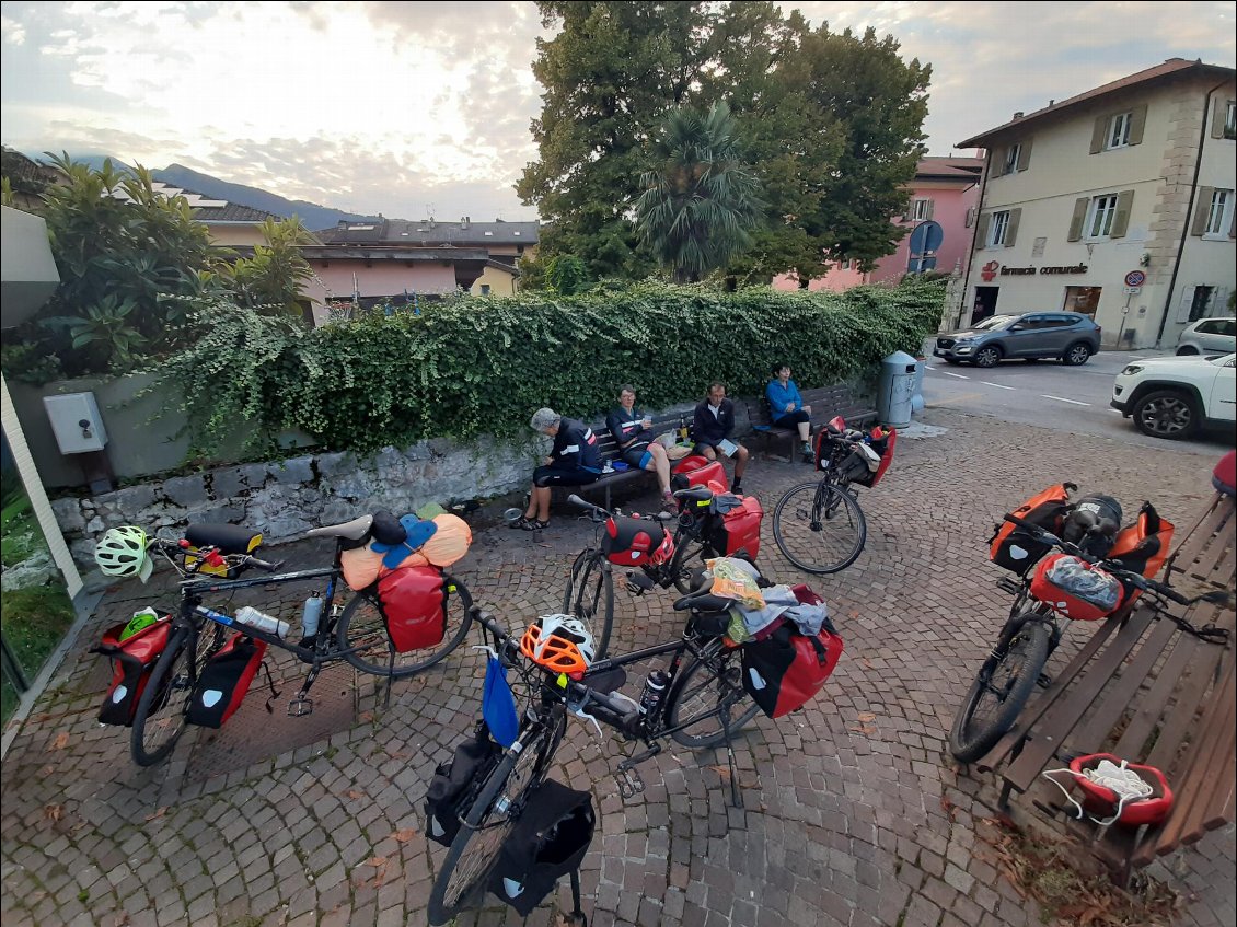 Pasta partie au centre du village de Povo.