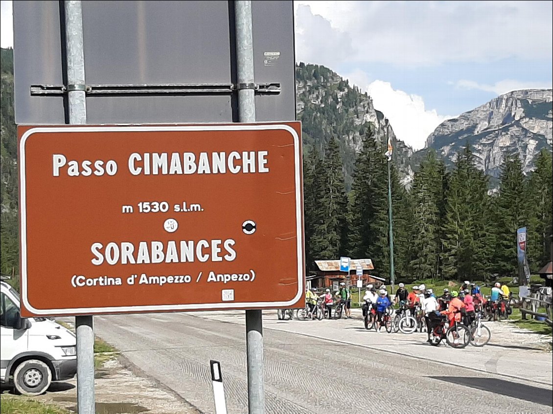 De nombreux vélos à assistance électique au col !