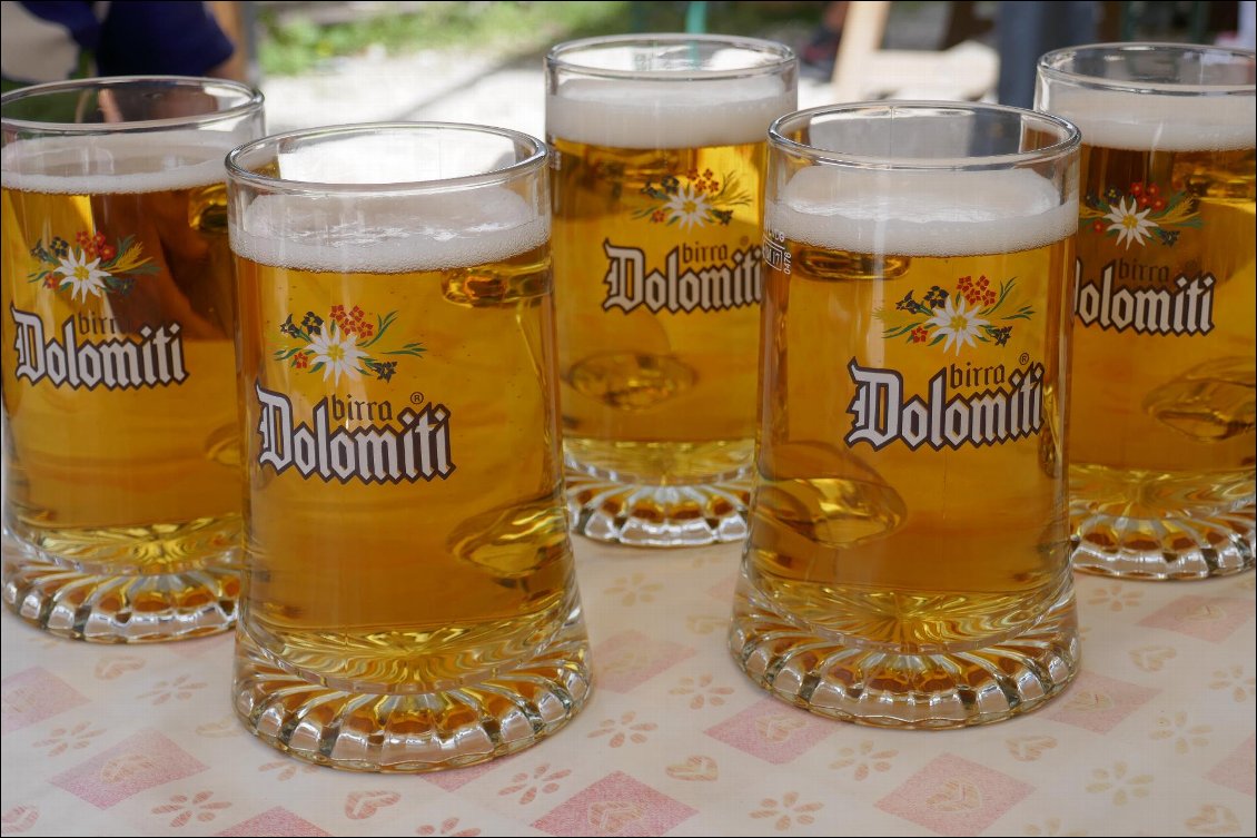 Le bar du col. C'est le moment de goûter la bière Dolomiti !