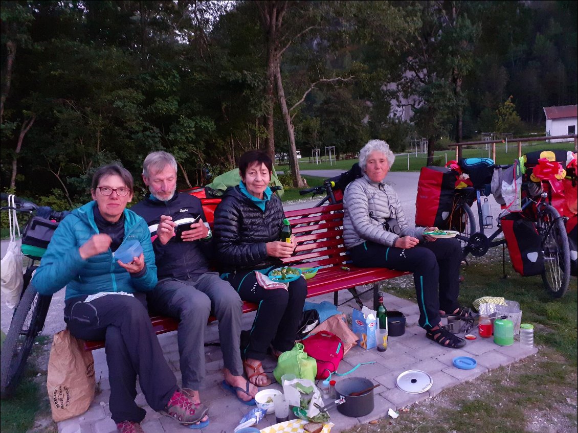 Repas et bivouac au bord du lac.