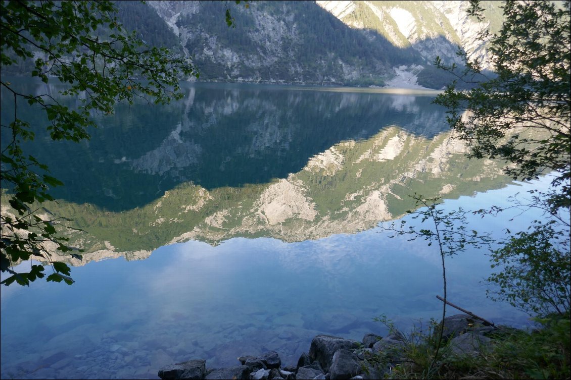 Nous longeons le lac avec une belle lumière matinale.