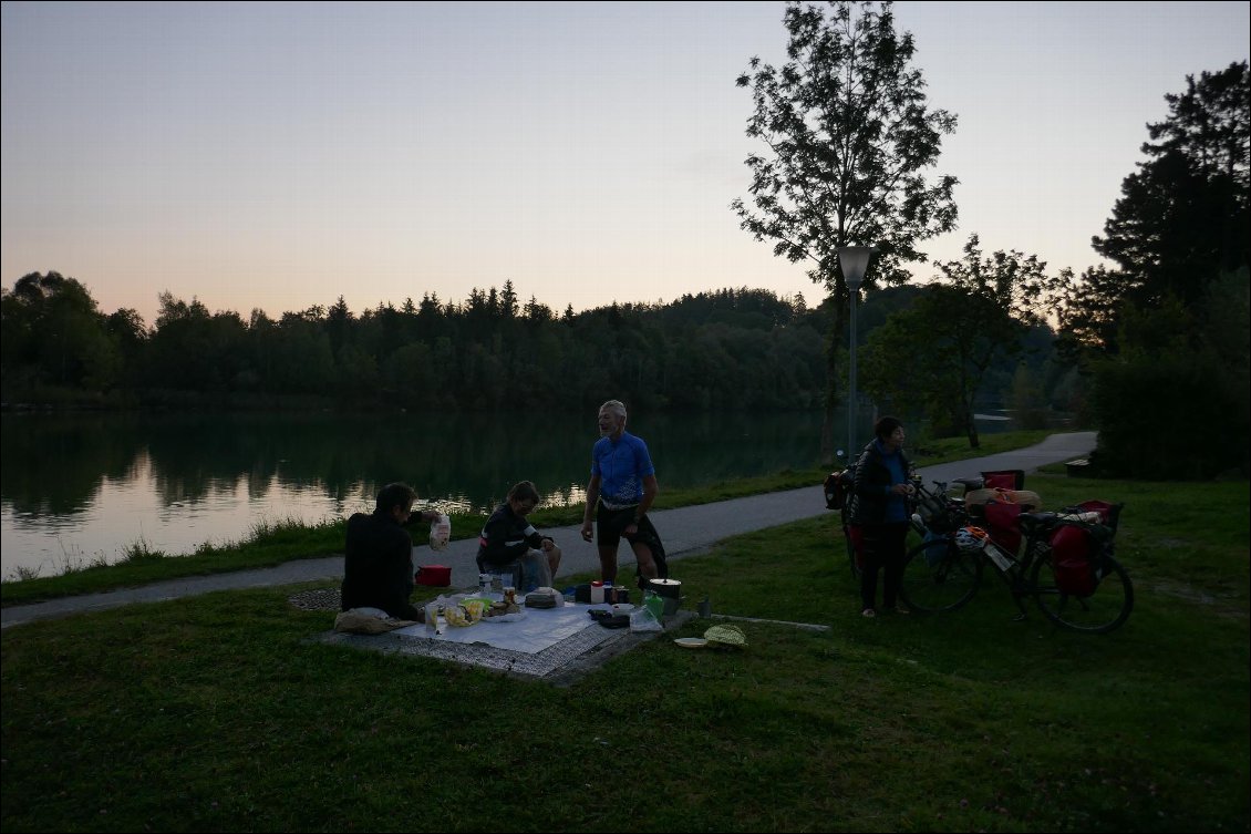 Soirée et bivouac au bord de l'Isar.