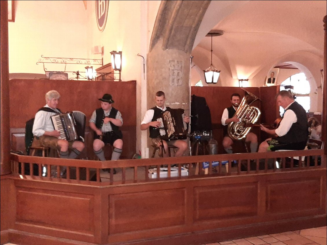 Soirée à la brasserie Hofbräuhaus