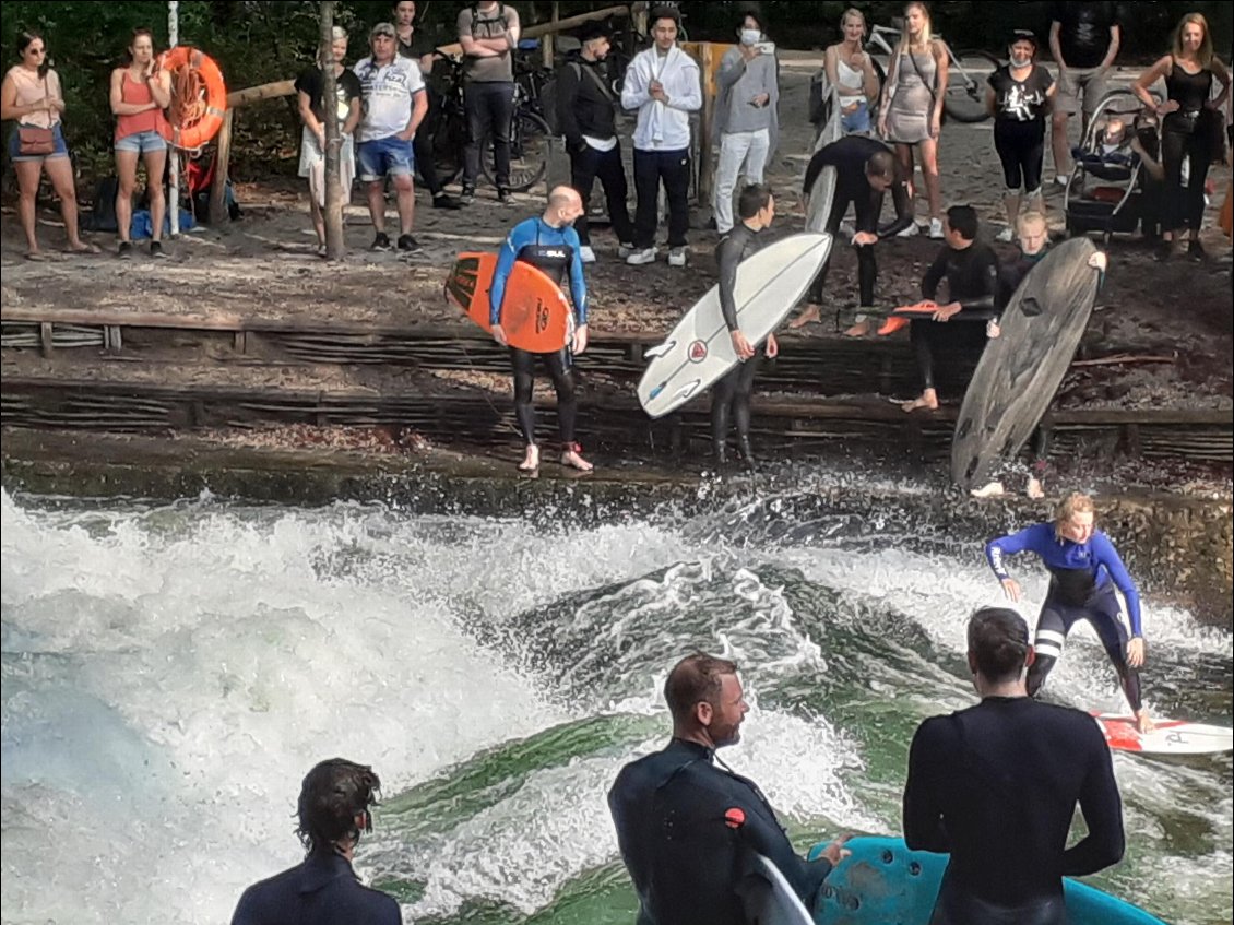 Amateurs de surf en plein centre de la ville !