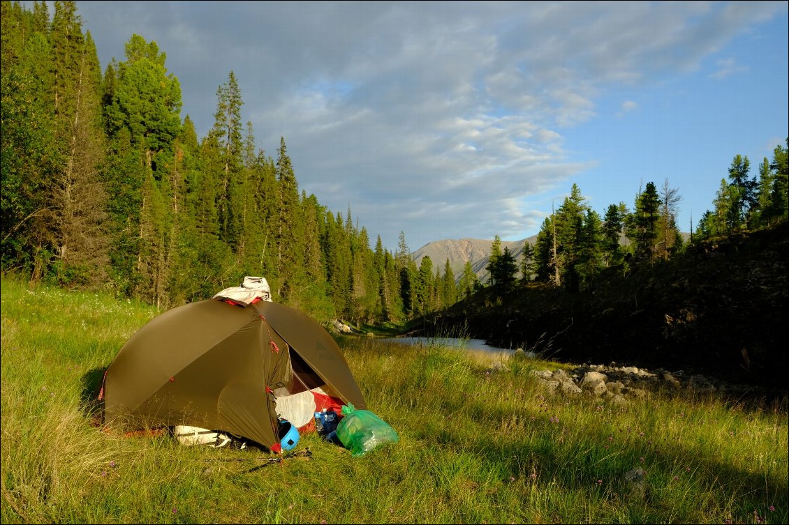 Bivouac sur les berges du fleuve. Voyage trek et packraft.
Photo Hugues Le Tennier.