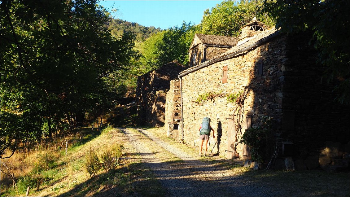J56 : depart après une nuit à côté de ces maisons