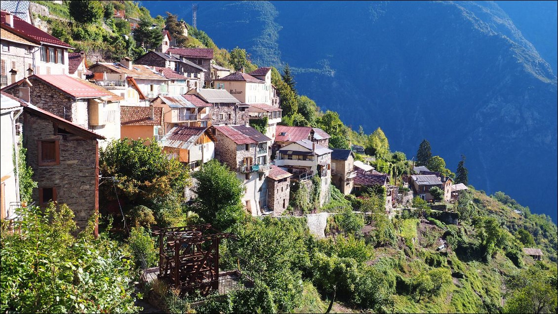 J79 : le village perché de Roure