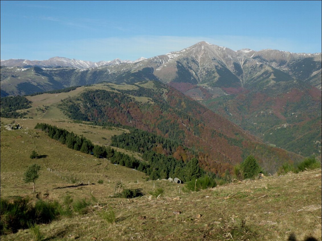 Au fond : le Pic de Costabone