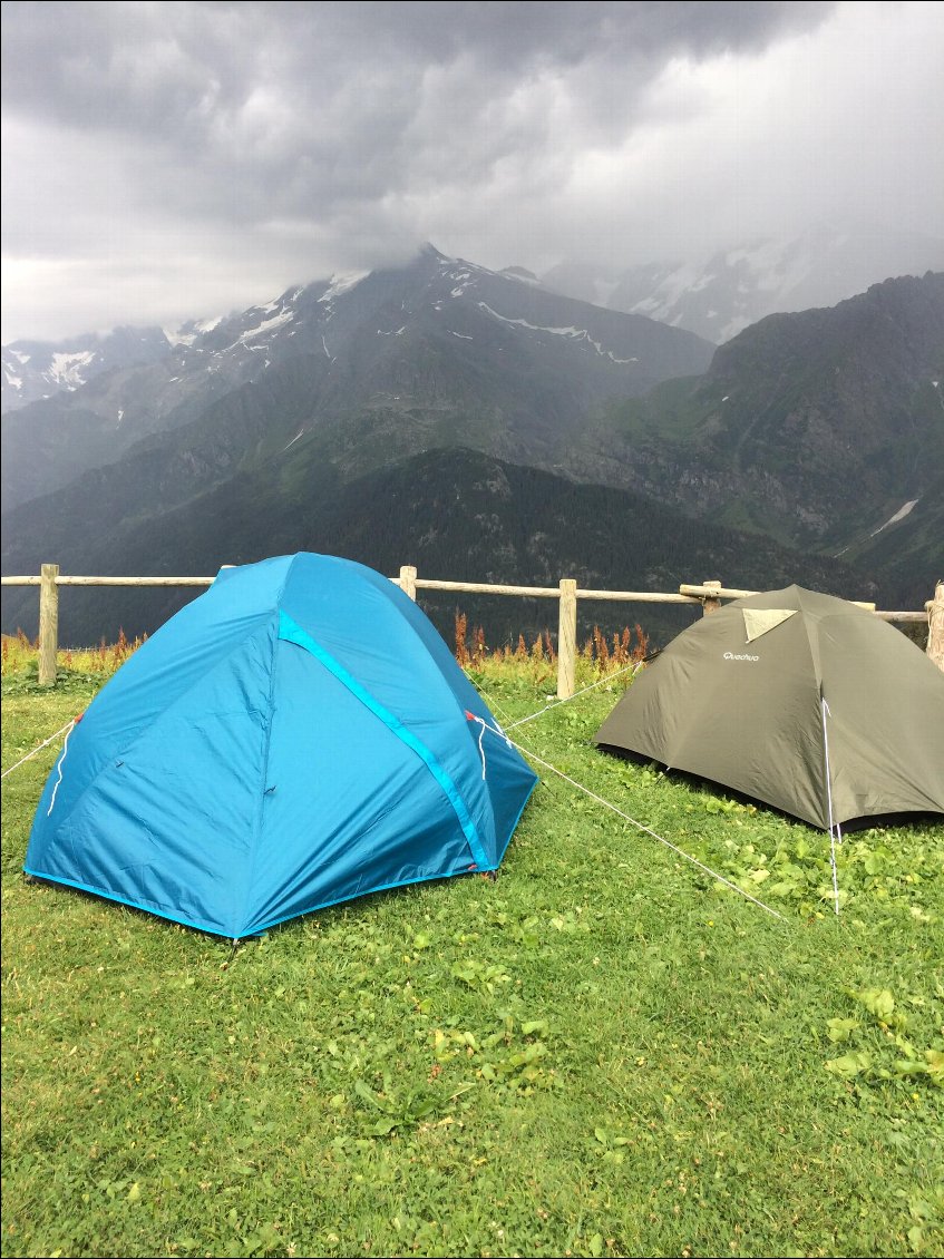 Nos tentes et la magnifique vue sur le Mont Blanc
L'orage arrive !!!!