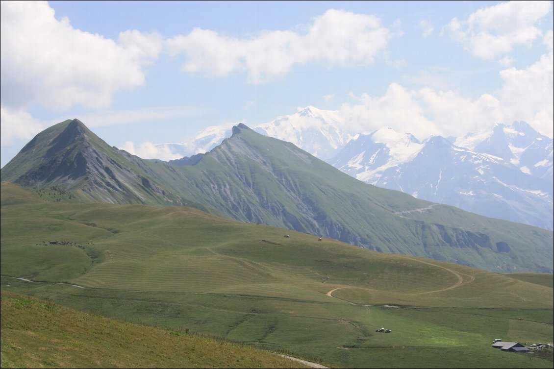 L' Aiguille Croche au centre 
Le Mont Blanc en arrière plan