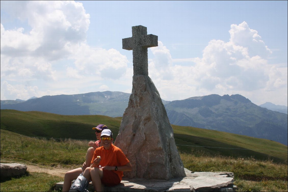 pause casse-croute à la croix De Pierre au col de Véry