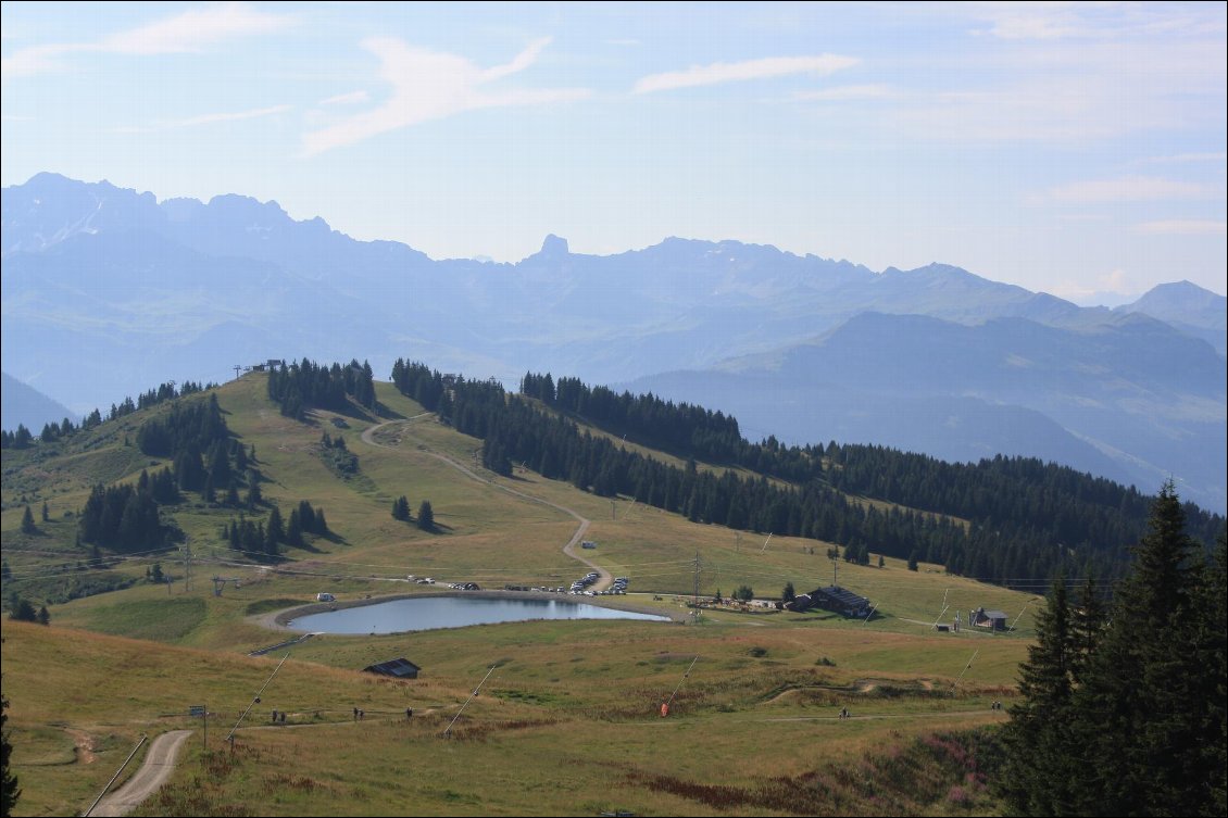 photo prise au Chard du Beurre
vue sur le col de la Lézette à coté du la réserve d'eau 