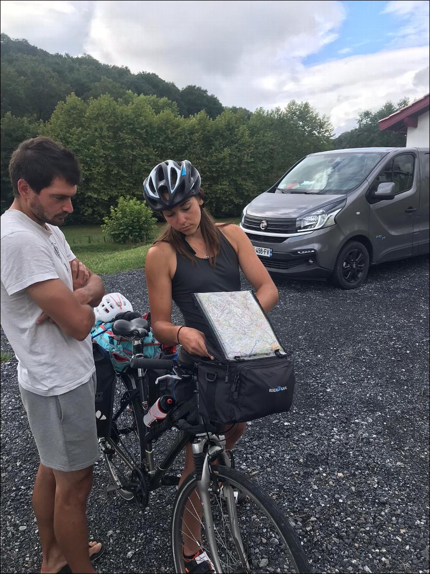 J1 : Regard septique de mon grand frère : "il est beaucoup trop lourd ce vélo Laurine !!" 