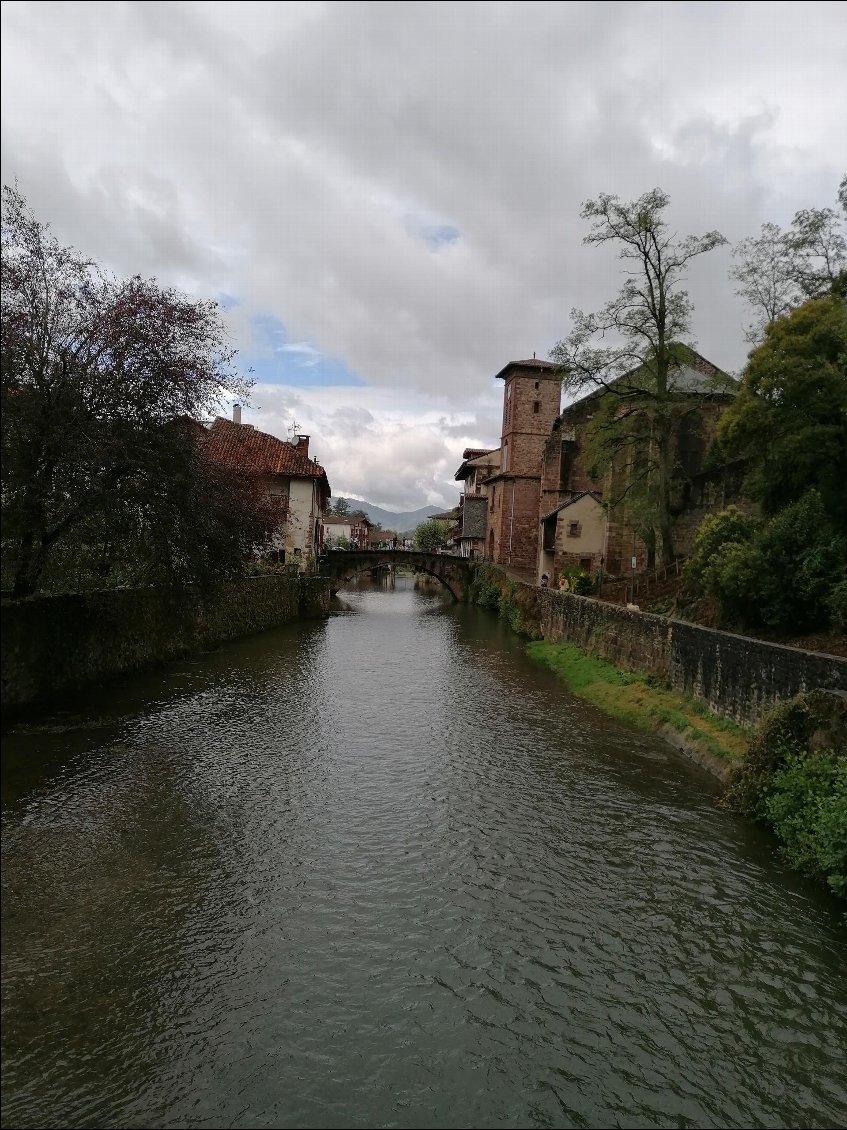 J1 : Saint Jean de Pied de Port sous la pluie, au croisement de nombreux randonneurs car sur le passage du GR qui traverse les Pyrénées, de l'eurovélo qui va d'Espagne en Norvège et du chemin de St Jacques de Compostelle