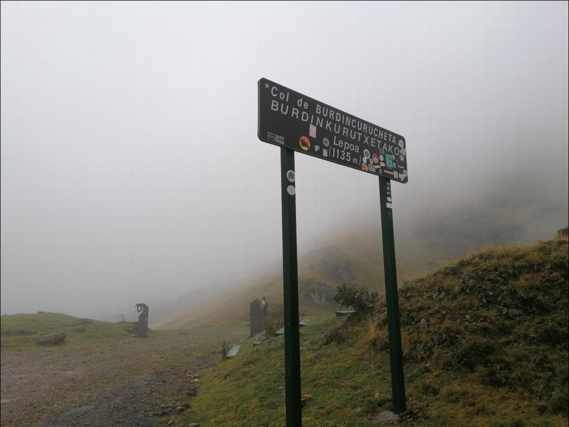 J1: 1er col des Pyrénées, au nom basque imprononçable, juste avant de monter sur Iraty