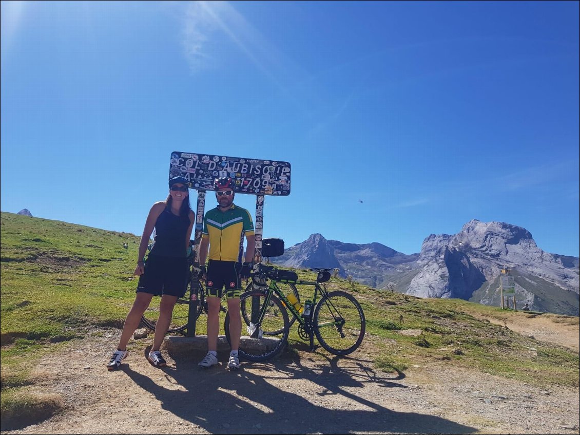 J4 : en haut du col d'Aubisque avec Rémi, on s'est trouvé dans la montée du col et comme on avait le même rythme, on a fait un bout de route ensemble