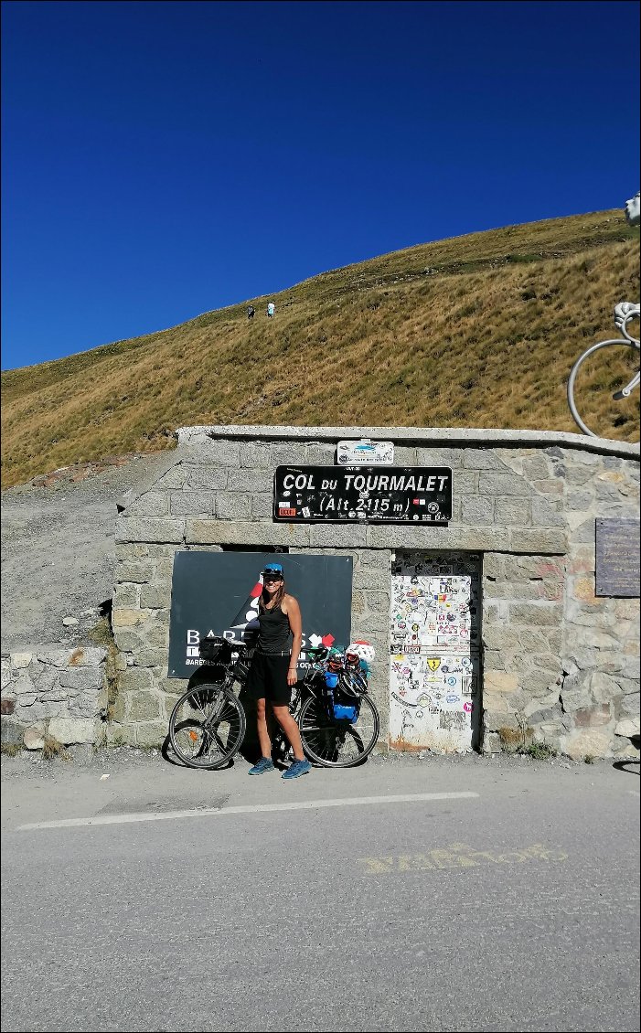 J5 : la fameuse photo en haut du Tourmalet, soulagée ! 