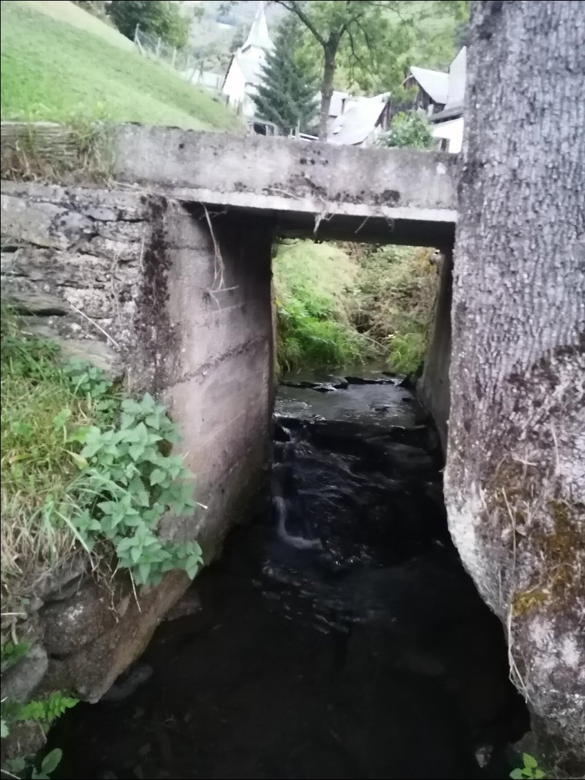 J5 : salle de bain du jour, dans le champ d'un paysan dans le petit village d'Aspin-Aure