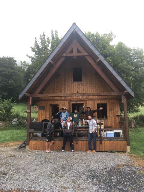 J6 : accueil par une belle bande de joyeux lurons qui me proposent de planter la tente dans le jardin du chalet qu'ils ont loué pour le week-end pour profiter du Tour de France