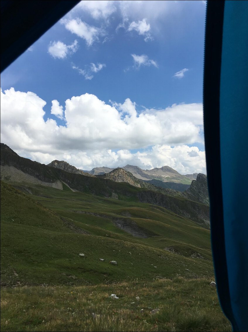 la vue de nos tentes au refuge de la Croix du Bonhomme