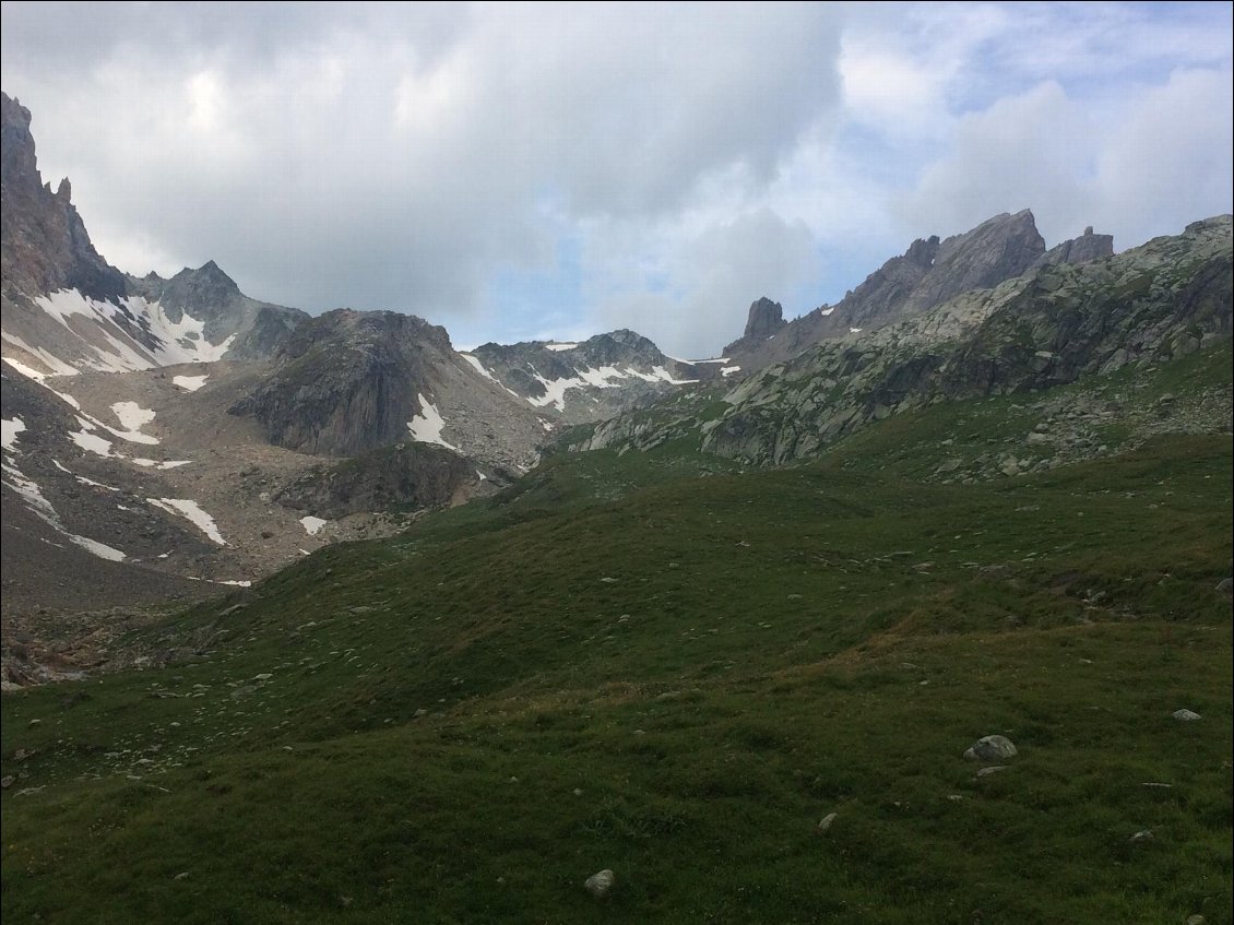 en remontant la combe de Nueva on aperçoit le col des fonds et derrière se trouve le refuge de Presset
Attention l'orage arrive !!!