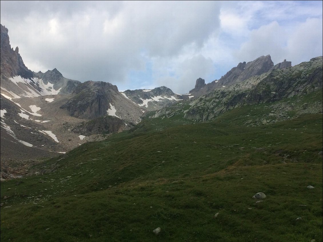 en remontant la combe de Nueva on aperçoit le col des fonds et derrière se trouve le refuge de Presset 
Attention l'orage arrive !!!