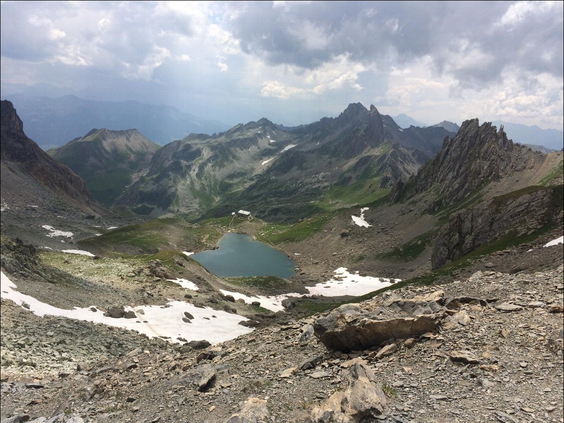 au col des Fonds , magnifique vue sur le refuge et son lac de Presset 
on aperçoit la Pierra Menta !!!
l'orage arrive doucement ouf !!!