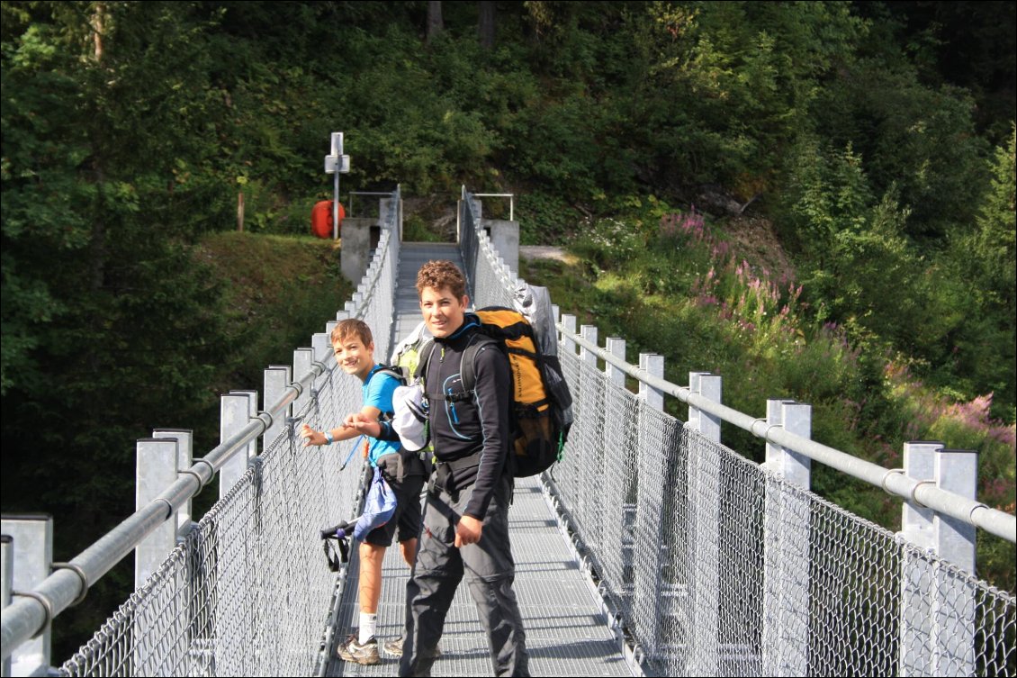 Traversée de la passerelle du Barrage de St Guérin