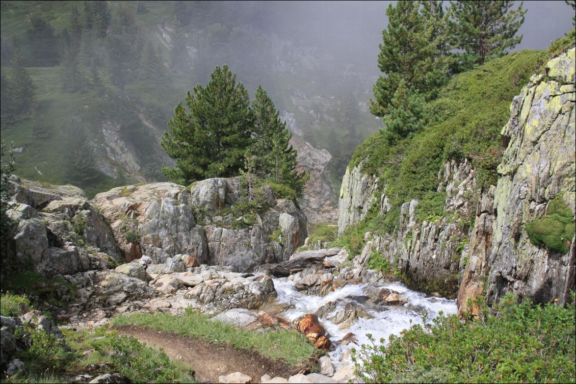 descente technique le long du torrent