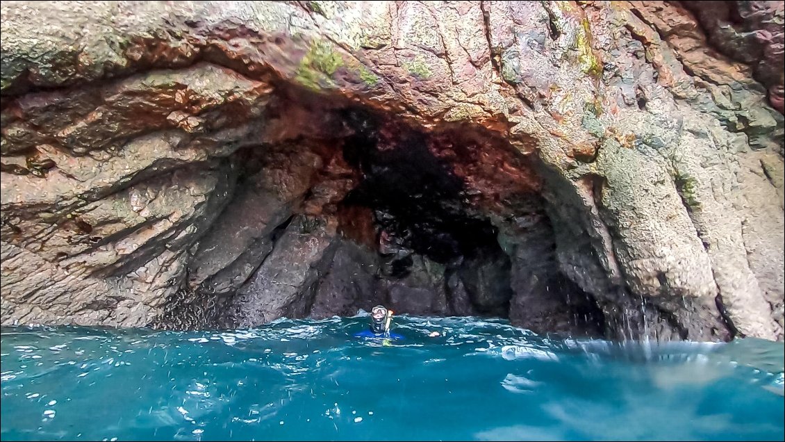 ... qui s'avère être une belle grotte avec la houle.