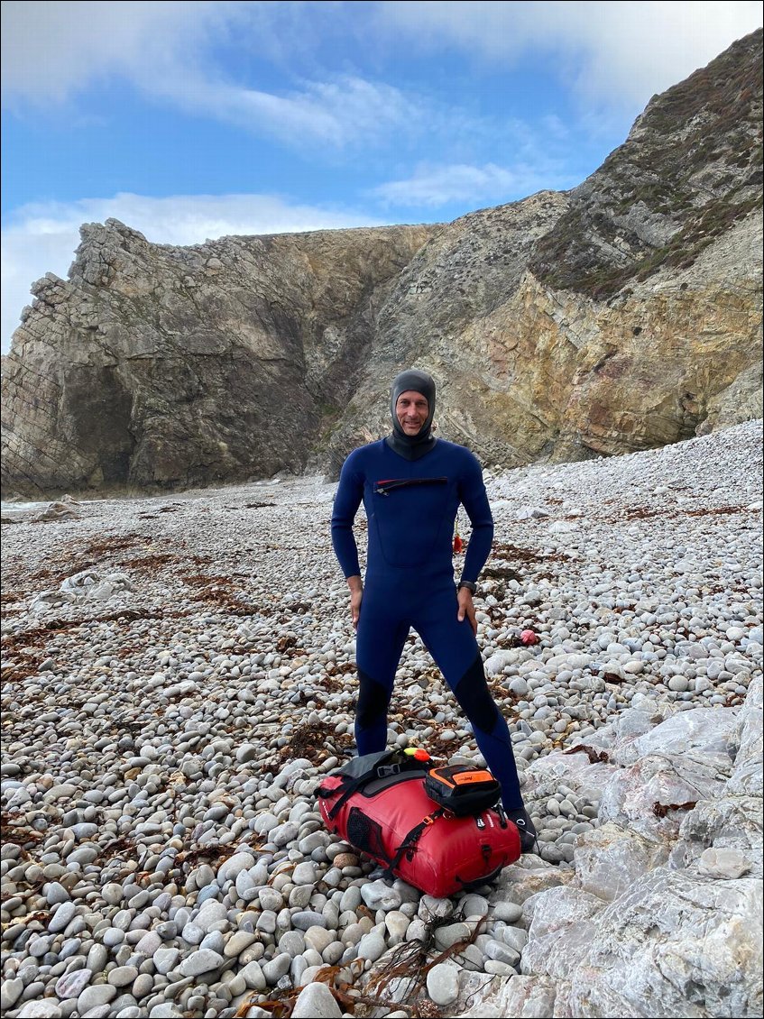 Tout est prêt, pantalon, veste, pull et nourriture sont soigneusement rangés dans le sac gonflable. Des essais de flottabilité sont nécessaires avant de partir afin de rendre plus agréable la navigation.
En cas de déséquilibre, un ré-arrangement personnel des affaires s'impose.