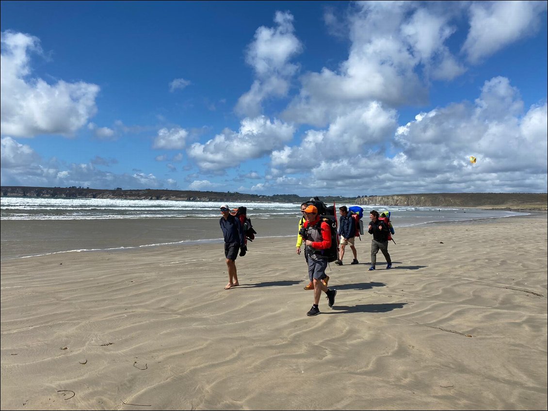 Traversée de la plage de Kersiguenou...