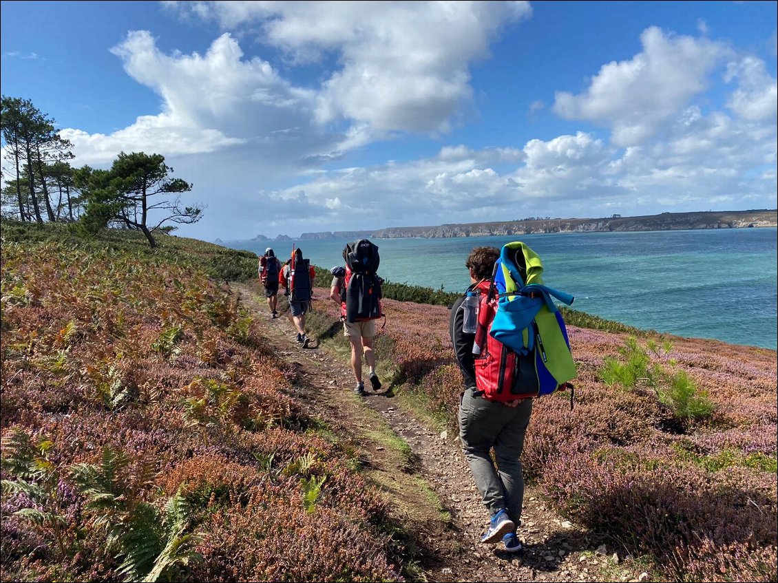 Après le ravitaillement en eau au camping de Goulien, nous entamons notre marche le long du sentier côtier (GR34) vers la pointe de Dinan, à la recherche d'une mise à l'eau attirante.