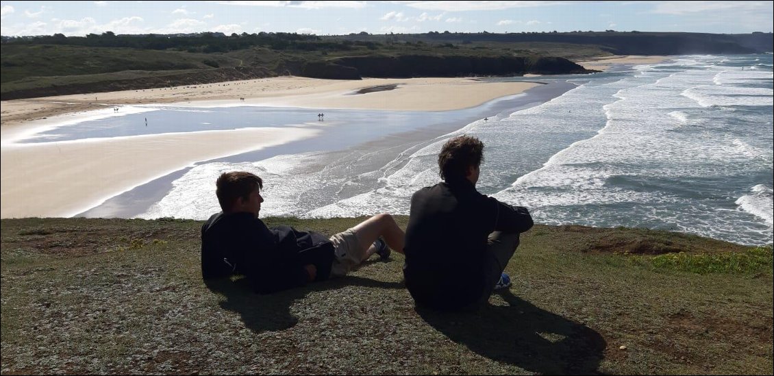 Petite halte sur l'éperon barré de Lostmar'ch où surfeurs et planchistes s'en donnent à cœur joie.