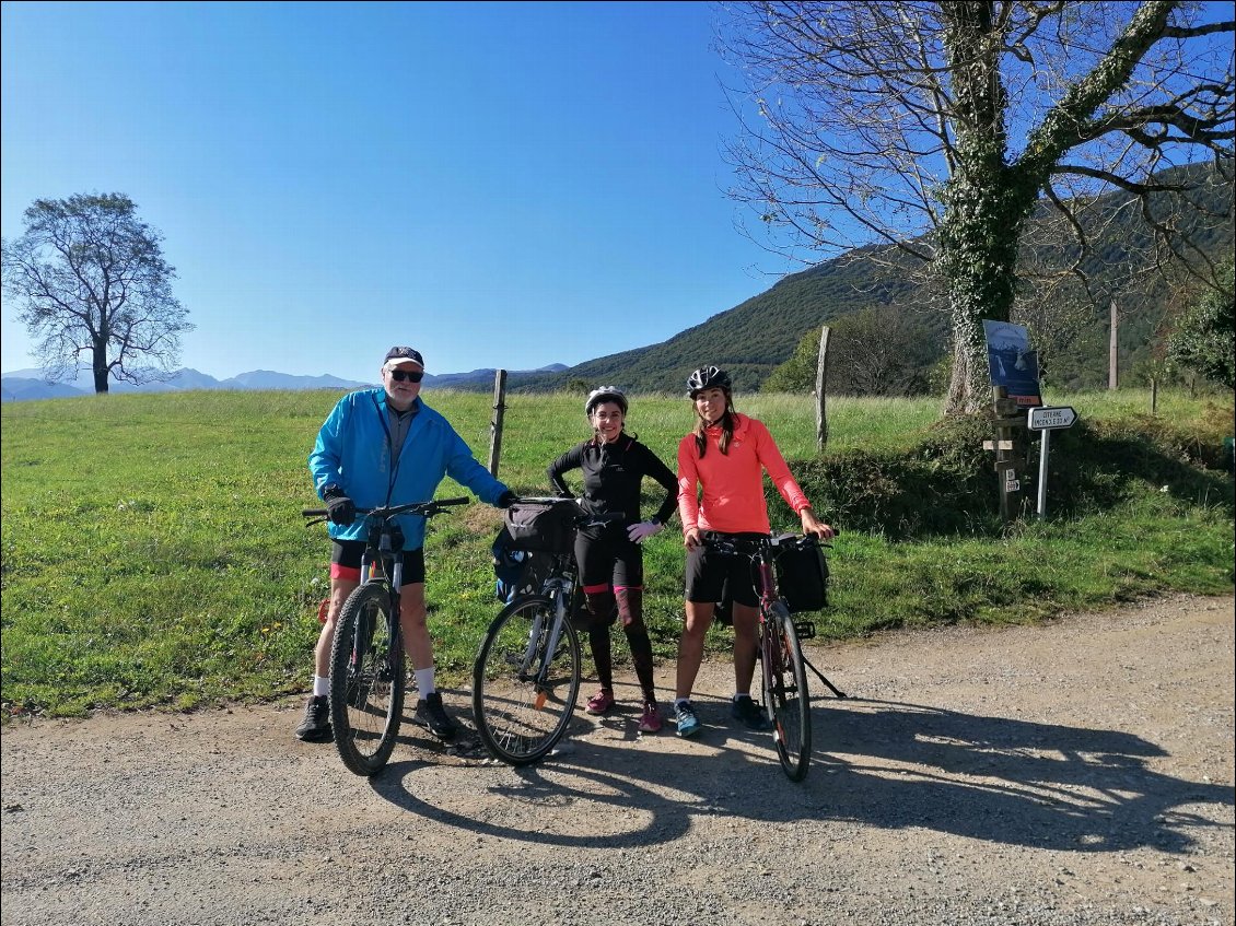 J9 : en haut du col de Catchaudégué, au dessus de Moulis, avec Jean Marc qui nous a accompagné pour le début de la journée