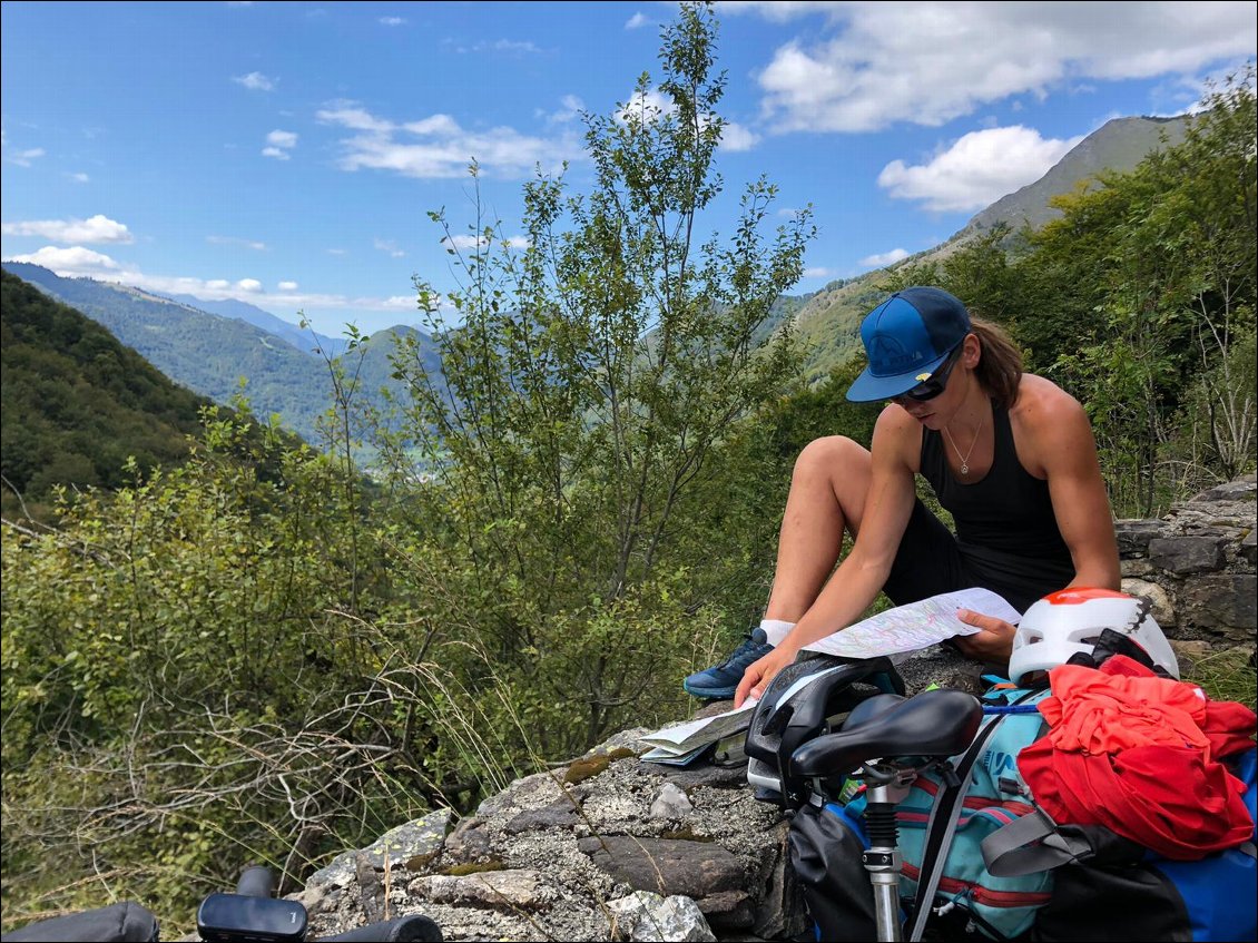 J9 : dans la montée du col d'Agnès, on compte et recompte combien il reste de kilomètres pour aujourd'hui