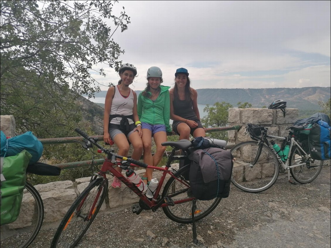 J19 : presque arrivées en haut du col d'Ayen, fières du chemin accompli et trop contentes de voir ces supers gorges !!