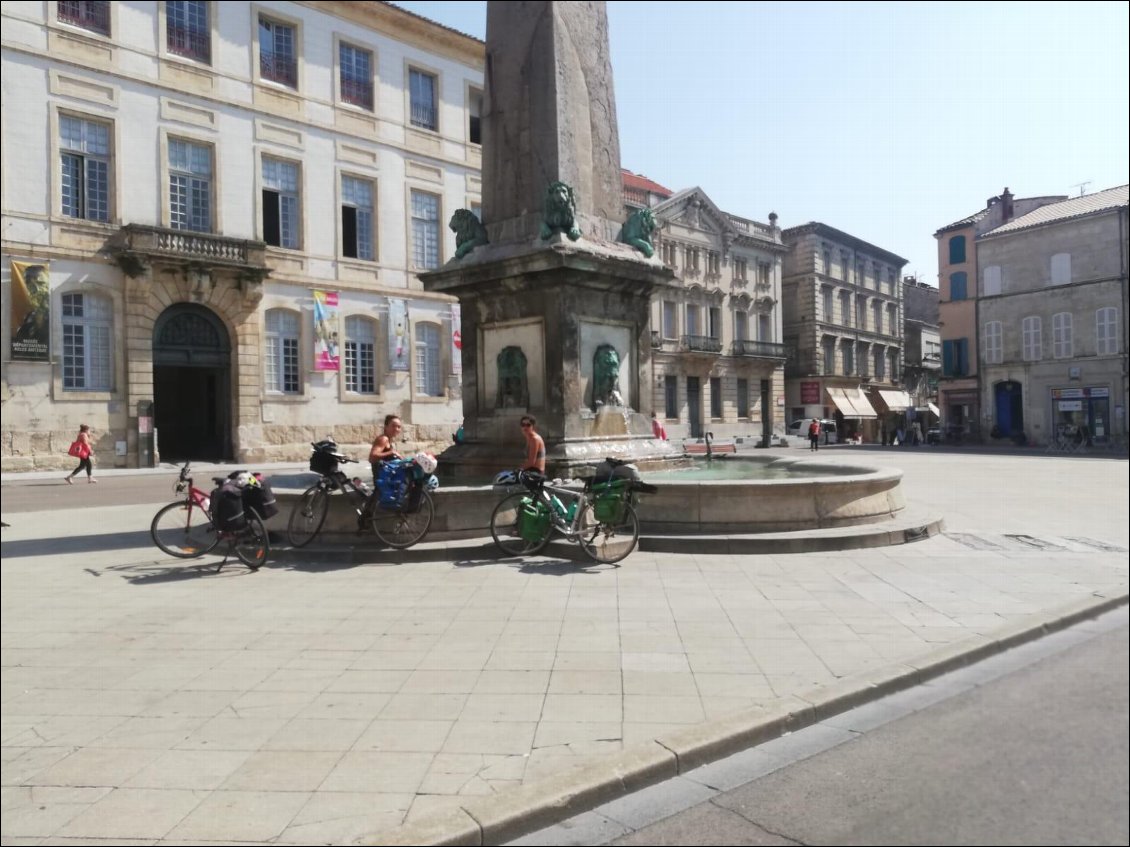 J16 : pause déjeuner sur la place d'Arles