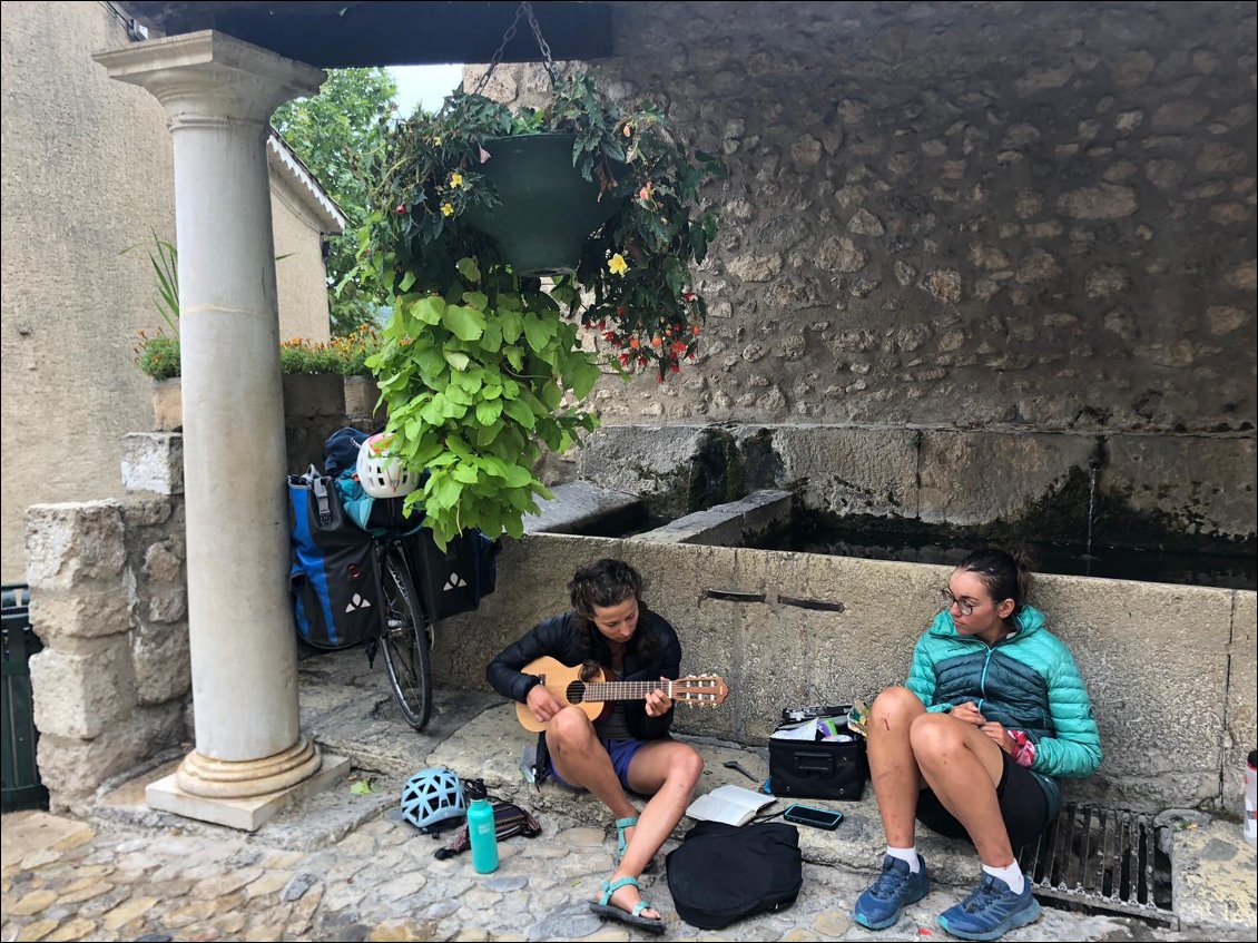 J19 : petite pause musicale à Moustiers Sainte Marie entre 2 orages