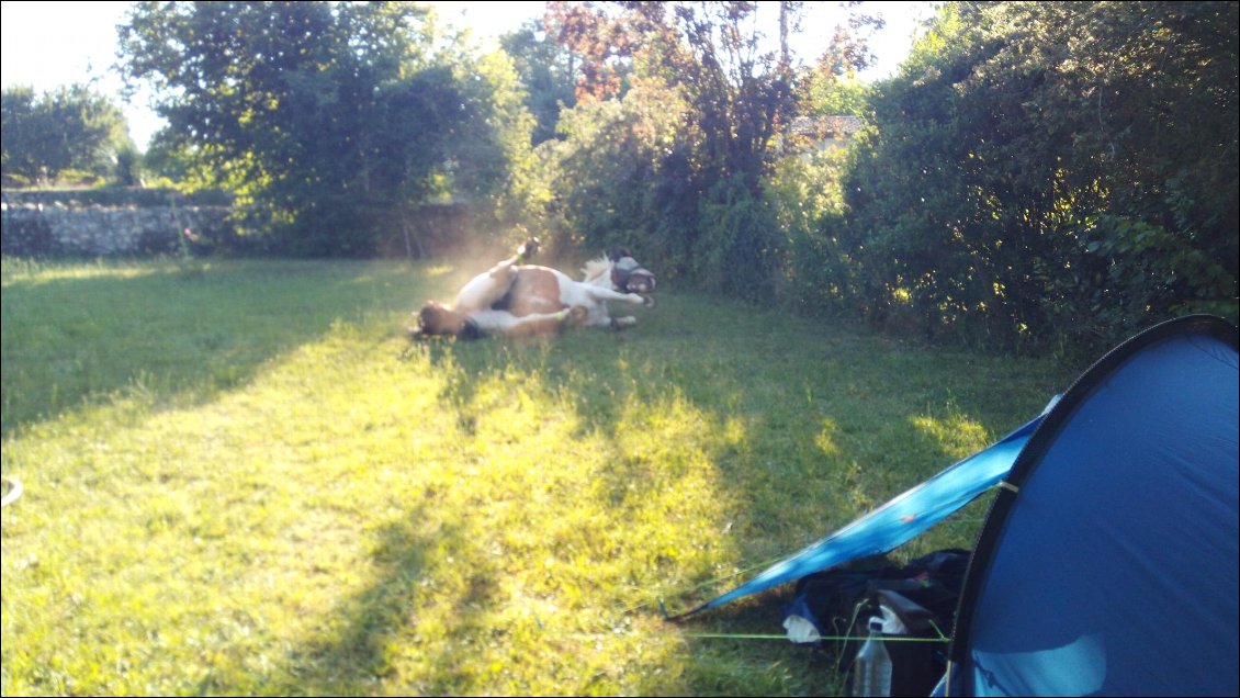 Au premier bivouac, la commune nous a offert l'hospitalité sur un beau terrain herbeux, il y a un point d'eau juste à côté à la salle des fêtes.