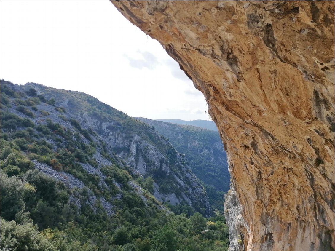 Grotte de Peillon, ça penche sec !