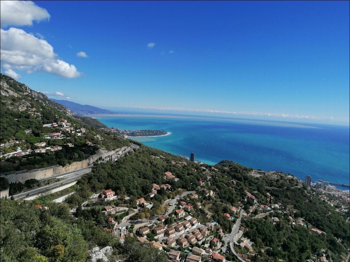 Après la tempête, le retour du soleil ! en attendant notre corde, on descend à pied à Monaco !