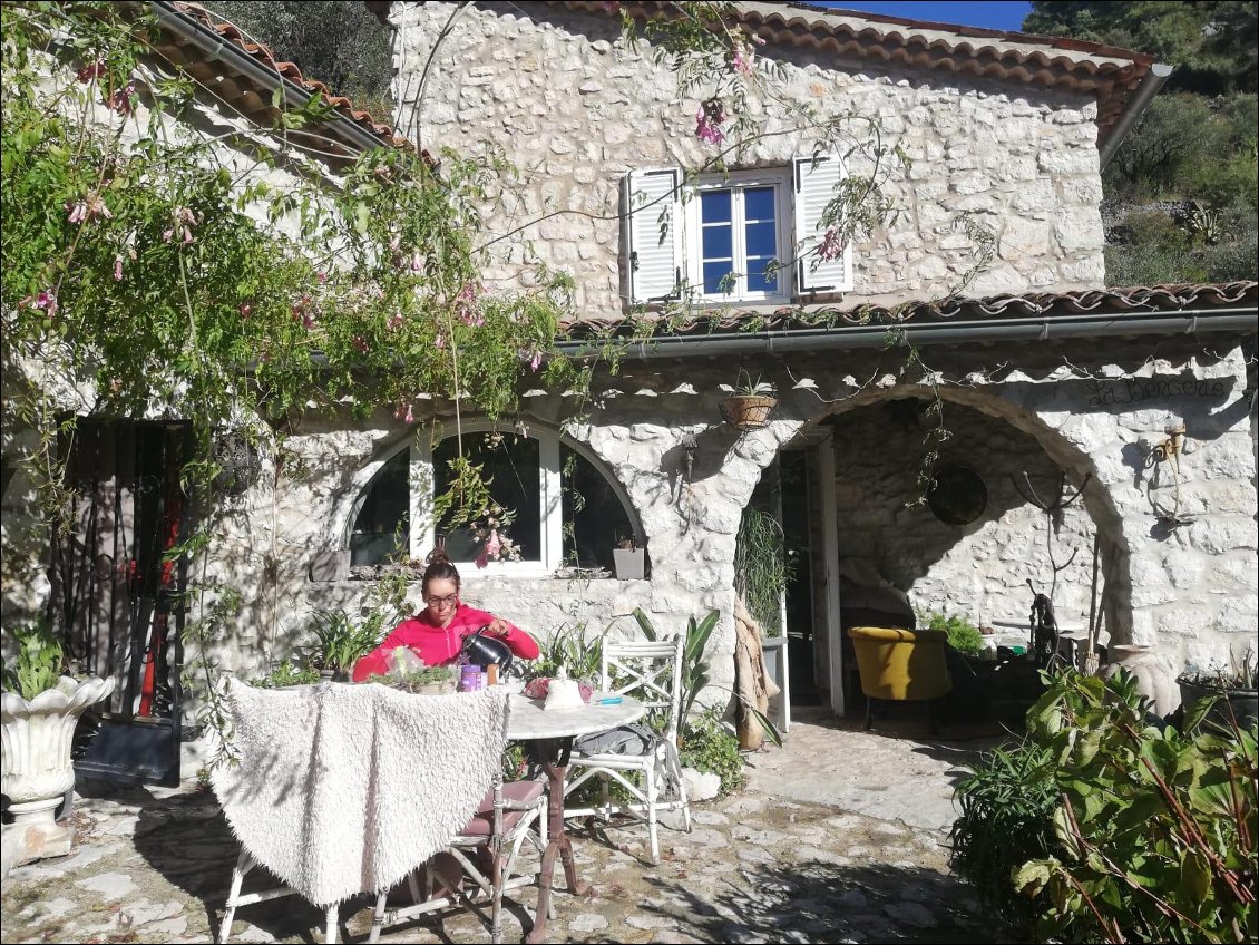 Petit déjeuner au soleil sur la terrasse de la bergerie de Pamela et Guilhem